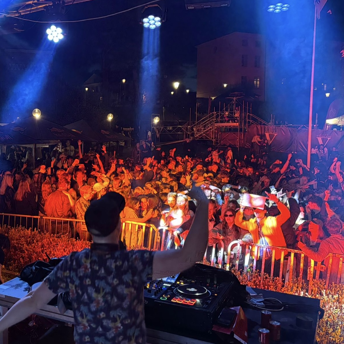 DJ mixar bakom skivspelare i klubbmiljö