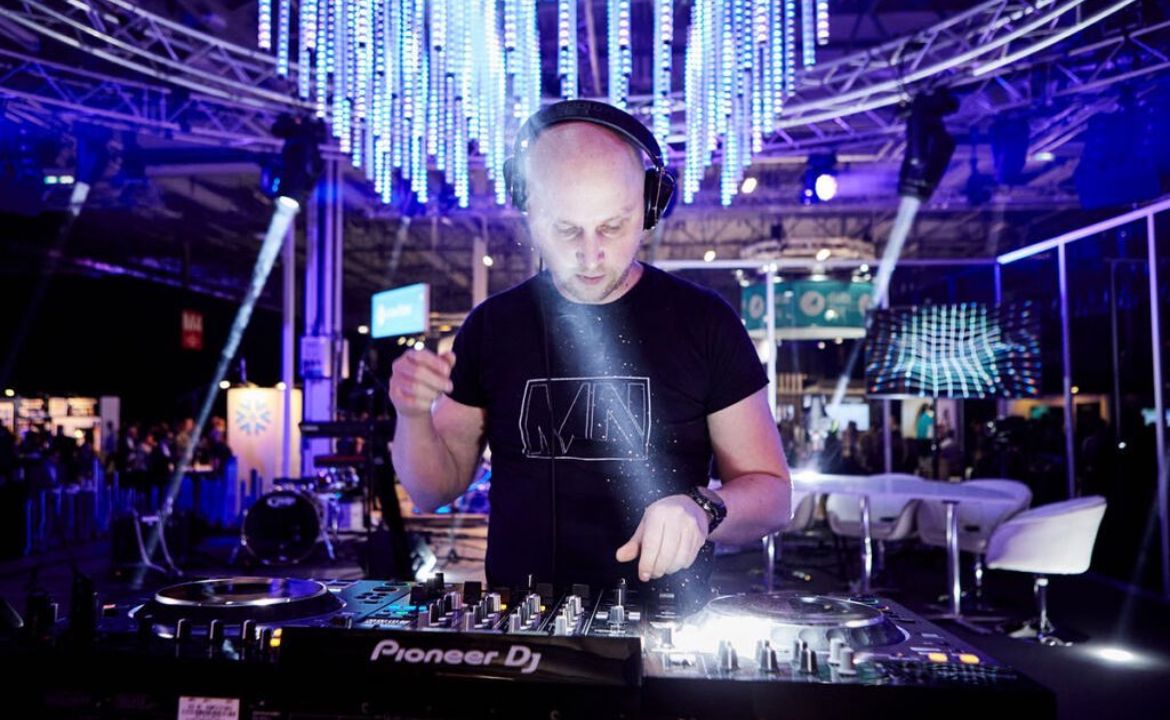 DJ-lärare i studion